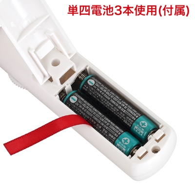 電池交換の際は背面の電池蓋を外し、写真の向きに合わせて電池をセットしてください。