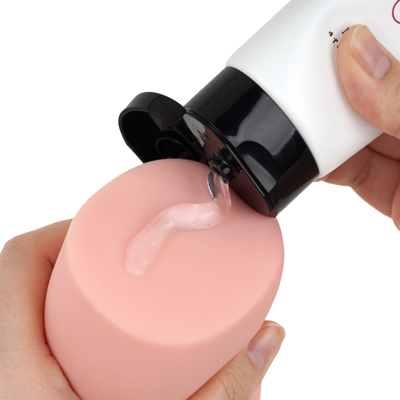 主成分はグリセリンを使用。ぷるんと質感のさっぱりとした潤滑ジェルで肌に馴染みやすく、液垂れしない自然な粘度なので、心地よくお使いいただけます。