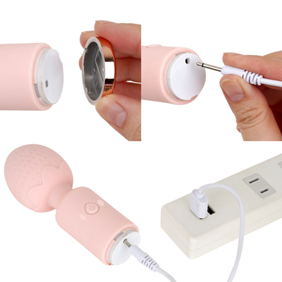 底面のフタを外し、本体底にある充電口に付属コードのピンを挿し、充電してください。充電時間は約60分、連続稼働時間は約40分です。充電中はライトが点滅し、充電が完了するとライトが点灯します。