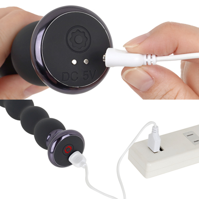 充電はマグネット式USB充電仕様。充電時間は約90分、連続稼働時間は約50分です。充電中はライトが点滅し、充電が完了するとライトが点灯します。