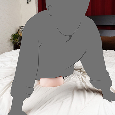 そのまま腕立てやプランクに近い姿勢でグリグリと腰振り。前後左右どの方向に動いても違った気持ちよさが味わえ、静止してもジワるような快感があります。