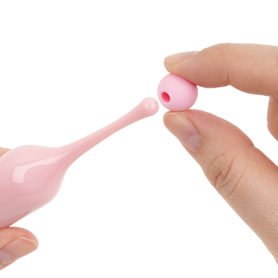 アタッチメントは先端にはめるだけで簡単に装着できます。