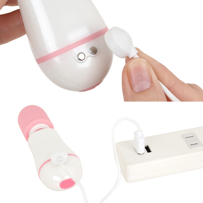 充電はマグネット式USB充電仕様。充電中はライトが点滅します。