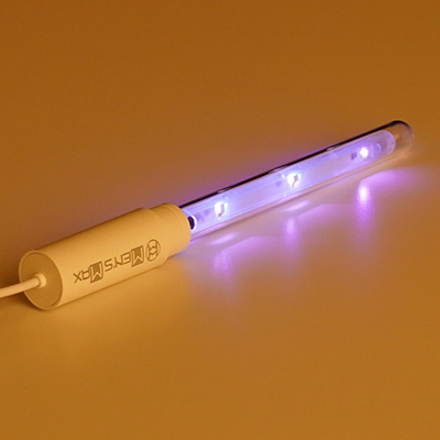 UV-Cライトの点灯イメージ。反対面にも３カ所にLEDがあり、全方位＆広範囲に紫外線を照射できる仕組み。点灯時はなるべく光源を直視しないよう、ご注意ください。