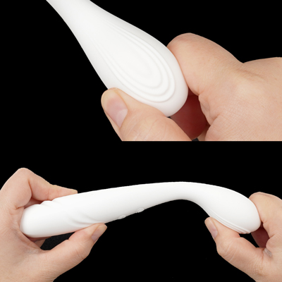 素材は滑らかな触り心地のシリコン製。ヘッドには凸凹溝が付いており、グッと押したり、擦ったり、掻き出すのに使えます。　※ネック部分に柔軟性はありません。強く曲げすぎると故障の原因になるのでご注意ください。