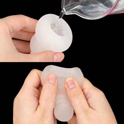 水さえあればいつでも使用可能。水に濡れた指で内側を軽くこすり、本体を揉んで十分に潤わせます。