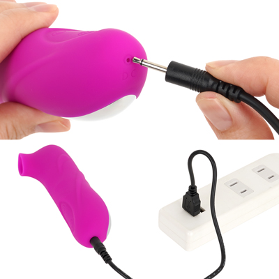 付属のUSB充電ケーブルを使って充電を行ってください。