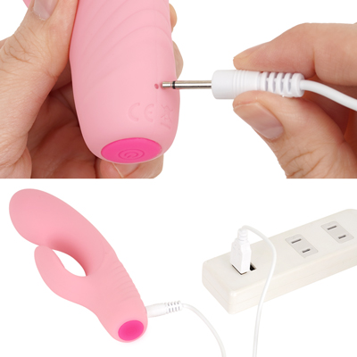付属のUSB充電ケーブルを使って充電を行ってください。充電中はライトが点灯します。