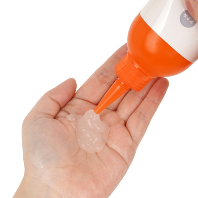 注ぎやすく液だれしにくいノズルキャップで、たっぷり使える内容量です。