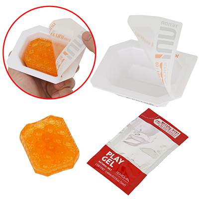 封印式の紙製パッケージの中には、５mlのパウチローションと本体が収まっています。どこでも気軽に持ち運べ、処分しやすいのも長所。