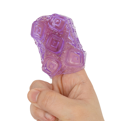 女性に使うときは指サックのように装着します。もちろん、どの指に着けても複数いっぺんに使ってもＯＫ。思いつくまま楽しんでください。