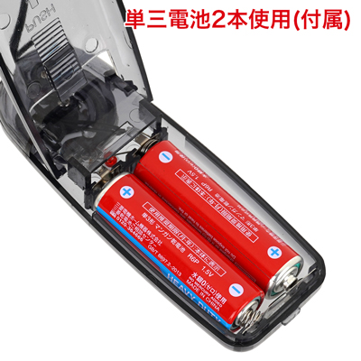 電池交換の際は背面の電池蓋を外し、写真の向きに合わせて電池をセットしてください。　※付属の電池は「動作確認用テスト電池」です。