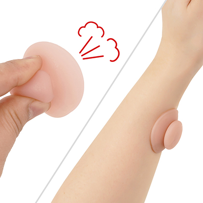 軽くつまんで空気を出したら、そのまま肌に密着させるだけでキュッと貼り付きます。とても簡単ですが吸引力もそれなりです。