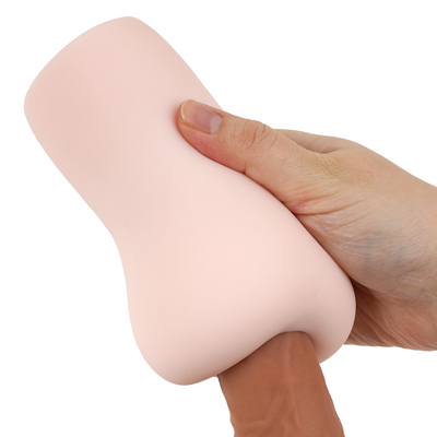 【使用例】奥の方から空気を押し出すように握ると、より密着しバキューム感を高めます。