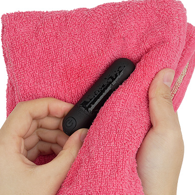 生活防水仕様です。IPX6等級以下の防水グッズは、製品によって性能差が大きいため、必ず現物の状態を確認しながら、自己責任において使用・洗浄してください。