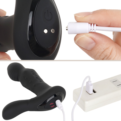 充電はマグネット式USB充電仕様。充電時間は約150分、連続稼働時間は約60分です。充電中はライトが点滅し、充電が完了するとライトが点灯します。
