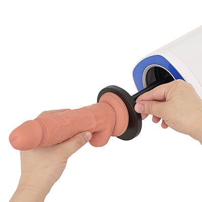 【使用手順４】プレート部分にお好きなディルドを貼り付けます。なるべく吸盤性能の高いディルドを選び、シッカリ密着させましょう。