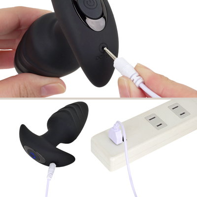 充電はUSB充電式。充電時間は約120分、連続稼働時間は約40分です。充電中はライトが点滅し、充電が完了するとライトが点灯します。