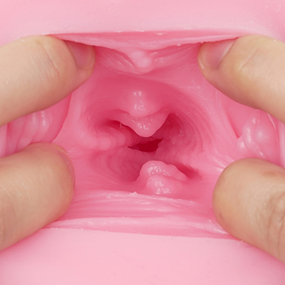 内部はイボとヒダが織り混ざった独特のテクスチャー。穴は狭く、素材に粘膜感もあるので、ペニスに心地よく密着してくれます。