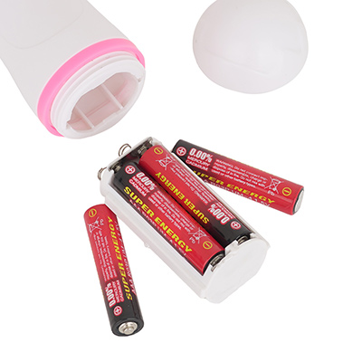 電源は単四電池×４本（付属）。底部キャップから電池ボックスを取り出して装填します。キャップには防水リングもないので、水気厳禁です。