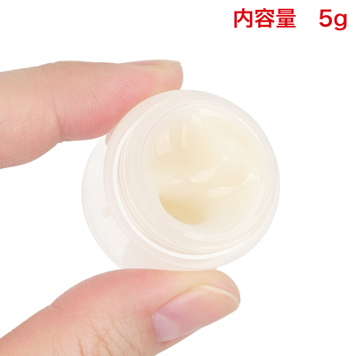 ３種の容器、内容量は共通。一般的なクリームケースに入っています。底が丸くなっているので、最後まで取り出しやすいです。