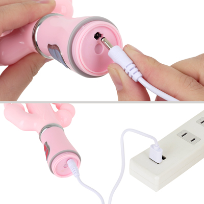 充電はUSB充電式。底面のキャップを外して充電してください。充電中はボタンが点滅します。