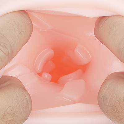 敷石の存在感を際立たせるため、あえて下地部分に加工はせず、のっぺりさせています。不規則に擦れる感触はなかなか新鮮です。