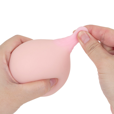 TPE素材の日本製。多少油分はありますがニオイは控えめです。ぷるんとハリのあるおっぱいで、乳首は別素材になっています。