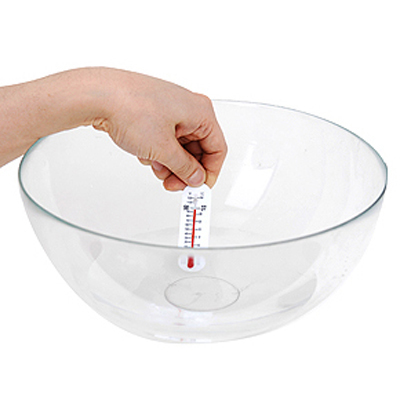 ボウルに425ml、32℃のぬるま湯を用意します。