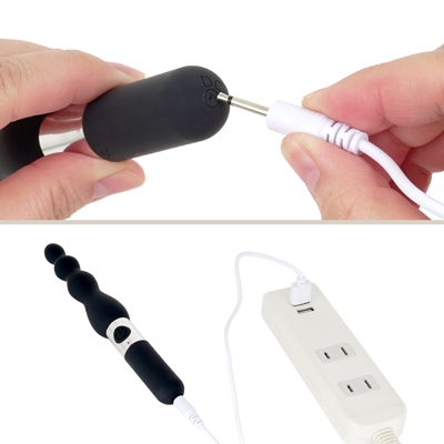 充電はUSB充電式。充電中はランプが点滅します。