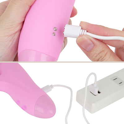 充電はマグネット式USB充電仕様。充電中はボタンが点滅します。