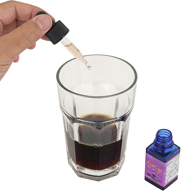 １回あたりの使用目安は２～４滴。お茶、コーヒー、ジュースなどのドリンク類に混ぜて一緒に飲みます。味にはほとんど影響しません。