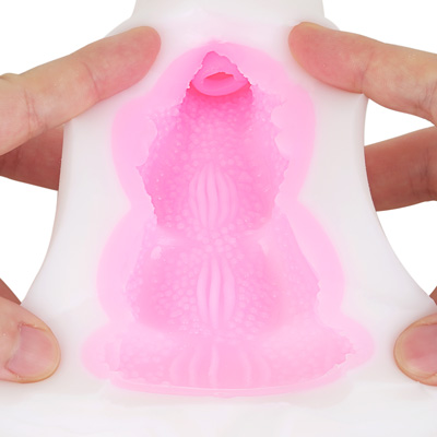 粒々したテクスチャーの中、ところどころにタテヒダが点在。素材の硬さもあって、全体的にのっぺりした挿入感に終わっています。