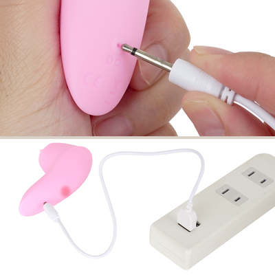 充電はUSB充電式。充電中はボタンが点滅します。