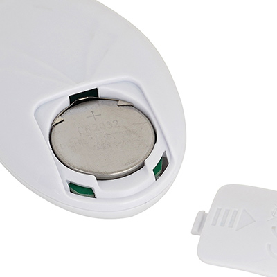 リモコン側はCR2032型のボタン電池×１個（付属）を使用。ちゃんと絶縁シートが挟まれているので、使用前に外しましょう。