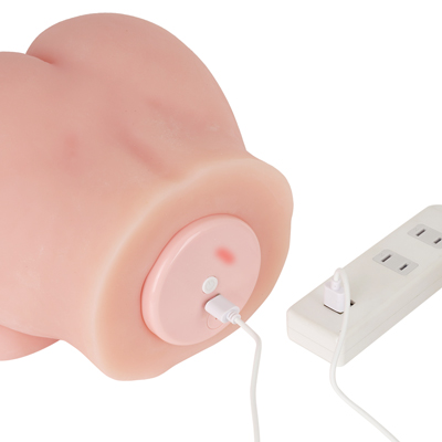 充電はマグネット式USB充電仕様。充電時間は約３時間、連続稼働時間は約45分です。充電中はライトが点灯し、満タンになると消灯します。