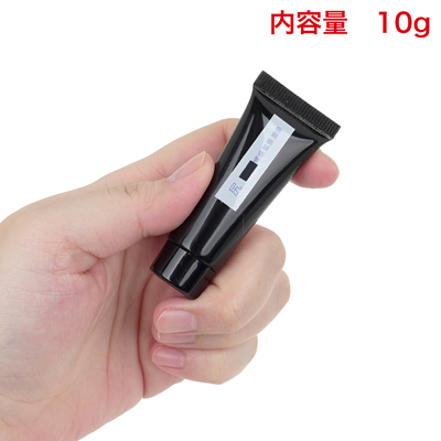 シンプルなチューブタイプ。コンパクトで使い切りやすく、持ち運びにも便利なサイズです。