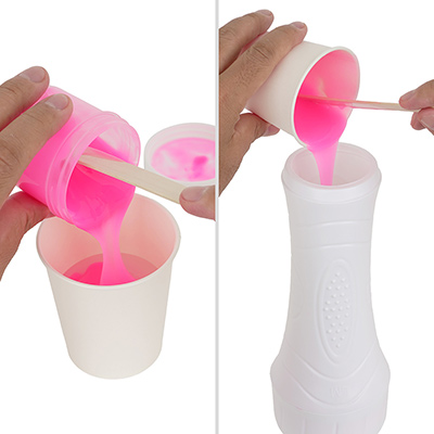 【作業手順６】ピンクと白のシリコン剤を、紙コップなどの使い捨て容器の中で混ぜ合わせます。約２分よーく混ぜて、かき混ぜにくくなってきたら、スリーブケースの底部からゆっくり注ぎ入れます。