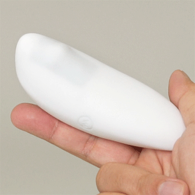 こんな風に薄膜の中で揉み玉が上下し、狭いエリアをグリグリとマッサージします。乳首に当ててもなかなか気持ちよかったので、思わず２機欲しくなりました（笑）