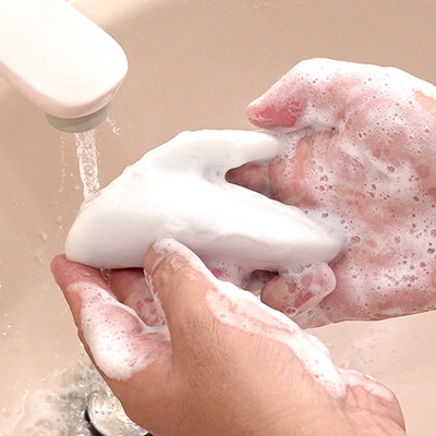 防水性能はIPX7相当で、流水による丸洗いも可能。汚れの入り込みそうな溝や凹凸がないので、メンテナンスしやすいですよ。