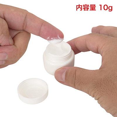 中身はシンプルなラベルレス容器です。キャップを開けるとクリームがたっぷり入っているので、清潔な指ですくいましょう。