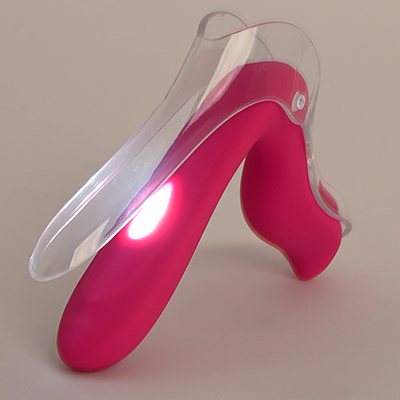 中央にあるLEDがビカッと光って内部を照らします。白色灯なのでかなり明るく、光量も十分。ON／OFFだけなのもグッドですね。