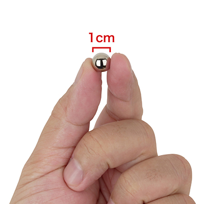 パチンコ玉の規格は直径1.1cm。それよりもわずかに小さいサイズです。なくしやすいので、普段はスチール製品にくっつけておきましょう。　※数値はＮＬＳ実測値