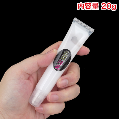 たっぷり使える内容量。ラベルを剥がせばシンプルな無地パッケージになるので、そのまま置いても、カバンに入れてもバレません。
