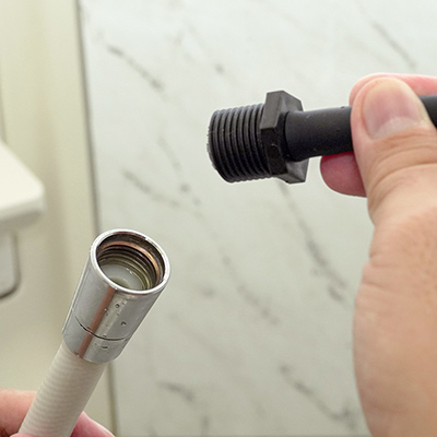 【使用手順１】まずは自宅のシャワーヘッドを捻って外し、本作を取り付けましょう。工具は不要、素手で簡単にできますよ。