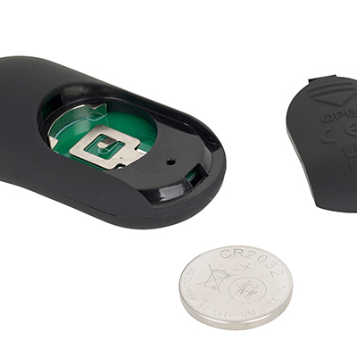 リモコン側の電源はCR2032型ボタン電池×１個（付属）。背面のスライドカバーを開けて、正しい向きでセットしましょう。