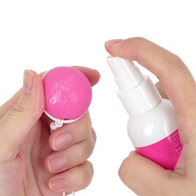 月経カップや膣トレグッズ、ダイレーターなど利用頻度の高いアイテムのケアにも向いています。使い方も至ってシンプルで、アイテムの表面全体にスプレーして５秒間置くだけ。次に、水でよく洗って、糸くずが付着しにくい清潔な布やタオルで、軽くたたきながら水気を切ってください。シリコン、ゴム(ラテックス)製品にもお使いいただけます。