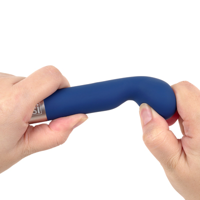 【Kama（カーマ）】　先端はぷっくりとふくらんでいて、もちもちとしたシリコンで中をしっかり堪能できます。同シリーズの中でＧスポットに特化した「Kama」はくいっとまがった先端がぷっくりとふくらんでいて、Ｇスポットをもっちりと刺激！先端のふくらみ部分は芯が入っていないので、硬さがなく、シリコンのもっちりとした質感を中で感じられます。Ｇスポットにぴったりと吸いつくようにあたり、ソフトに押し出すような気持ちよさ。
