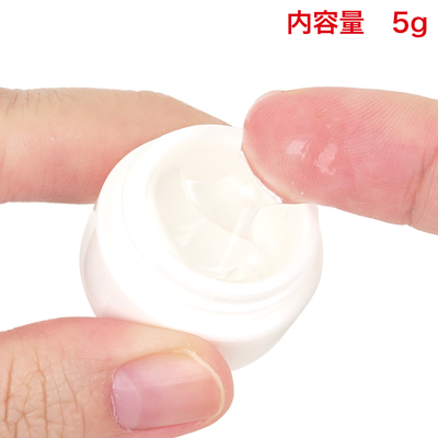 シンプルな無地容器なので、持ち運びや置き場所に困りません。