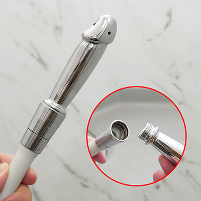 使用前の準備はシャワーヘッドを捻って外し、本作と交換するだけ。メタルパーツはシャワーホースと一体感があり、妙に自然ですね。